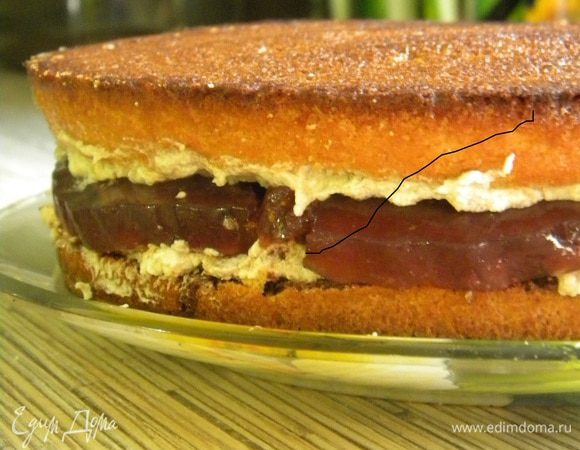 Достаём желе и начинаем сборку: берем пропитанный корж и намазываем кремом, потом кладем желе, на второй корж наносим тоже крем и кладем его сверху желе кремом вниз к желе.