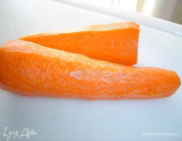 Морковь моем, чистим, натираем на мелкой терке.