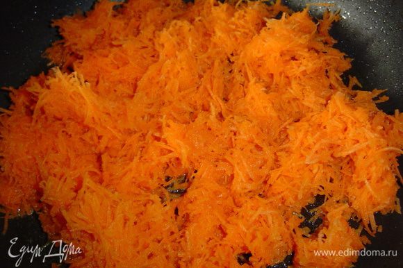 Морковь тушим на сливочном масле около 10 минут, затем перекладываем в миску и даем остыть.