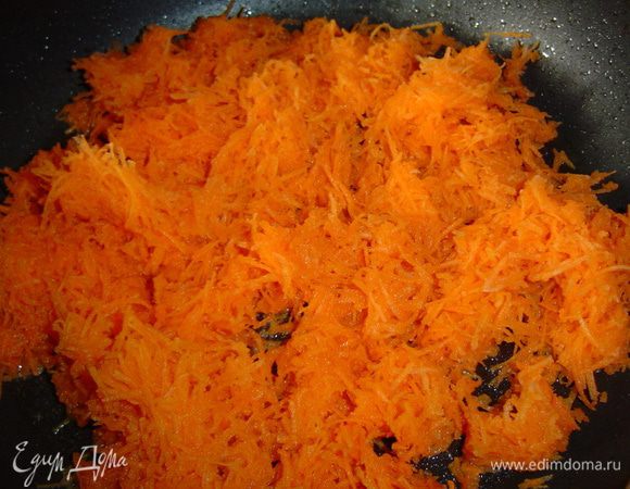 Морковь тушим на сливочном масле около 10 минут, затем перекладываем в миску и даем остыть.