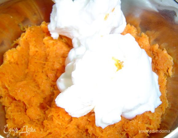 Белки взбиваем со щепоткой соли, а затем добавляем к моркови, аккуратно перемешиваем до однородного состояния.