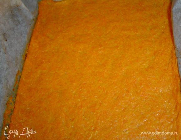 Готовый корж накрываем влажным полотенцем и даем ему немного остыть. А в это время готовим намазку.