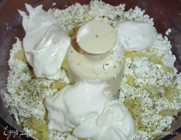 Творог помещаем в чашу блендера, добавляем соль, лимонный перец, прованские травы, измельченный чеснок, сметану и взбиваем до однородной пышной массы.