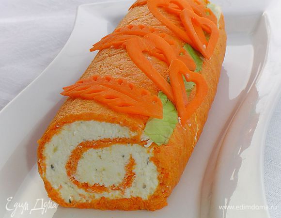  Украшаем рулет морковными сердечками, листиками и полосками из листьев салата. Приятного аппетита!