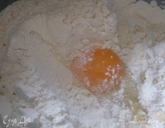 Я замешивала тесто в хлебопечке на режиме "тесто".  Если замешивать руками, то просто просеять муку и всыпать дрожжи, сахар, соль, масло, уксус, яйца, теплое молоко и теплую воду и все смешать. Присыпать стол мукой и вымесить тесто. Положить его в смазанную маслом миску , прикрыть полотенцем и дать тесту подойти 1 час.