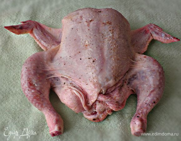 Курицу тщательно промыть, обсушить. Если есть пёрышки, удалить с помощью пинцета. Внутри и снаружи курицу натереть солью, приправить перцем, специями. Дать промариноваться в течение 2-3 часов.