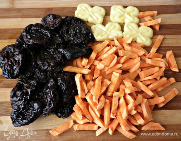 Приготовить начинку. Для этого чернослив необходимо промыть, залить горячей водой и дать постоять в течение 15 мин, воду слить. Морковь помыть, почистить и нарезать брусочками. Если морковь не очень сочная, то лучше подготовить более тонкие ломтики, чтобы во время запекания морковь успела приготовиться. 