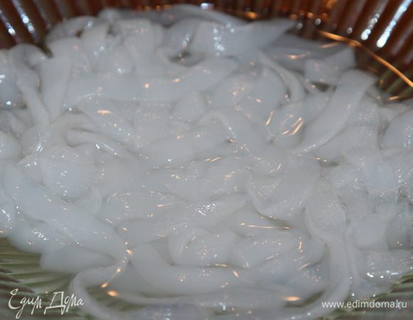 Вот так лапша ширатаке выглядит  без пачки, но еще в растворе.