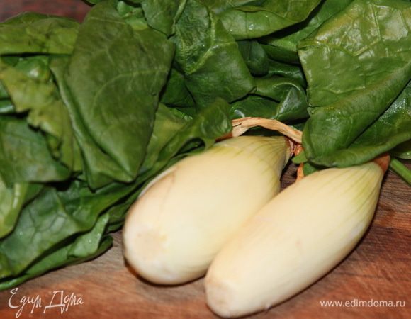 Нам понадобится две головки лука и два пучка шпината (получилось 150 грамм).