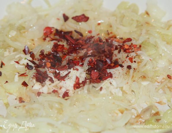 Лук режем полукольцами и на растительном масле доводим до прозрачности. Затем добавляем перцы и чеснок и, помешивая, доводим до готовности в течение 1 минутки.