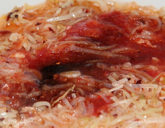 Добавляем томатный сок, соевый и гранатовый соус. На сильном огне готовим до загустения соуса.