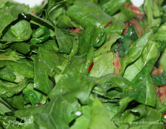 Шпинат накрываем крупными кусками и отправляем в сковороду с соусом.