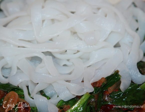 Тем временем лапшу ширатаки промываем водой и готовим 1 минуту в кипящей воде. Добавляем к соусу со шпинатом. Перемешиваем.