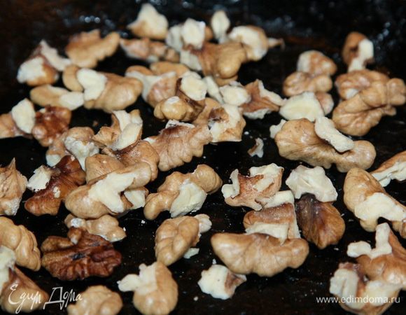 Горсть грецких орехов подсушиваем на сухой сковороде (у меня чугунная). Затем крупно рубим ножом. 