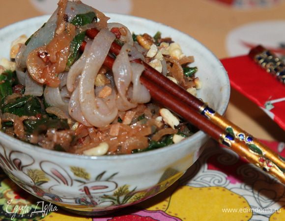 Выкладываем в пиалу нашу лапшу, посыпаем орехами и подаем.