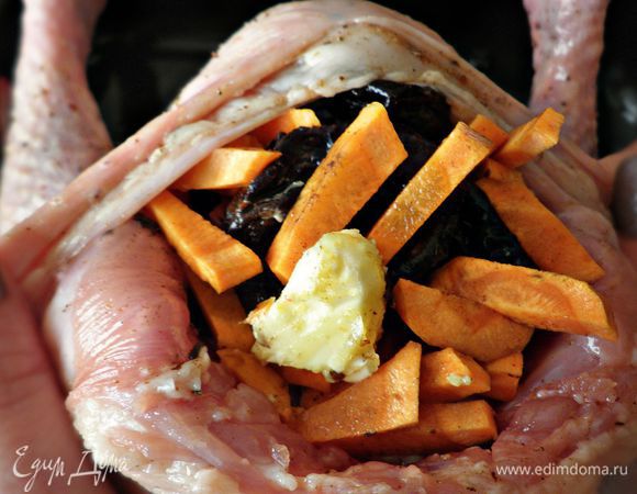 Чернослив, морковь и масло перемешать, слегка подсолить, поперчить и наполнить приготовленной начинкой курицу. Отверстие закрепить с помощью зубочисток.
