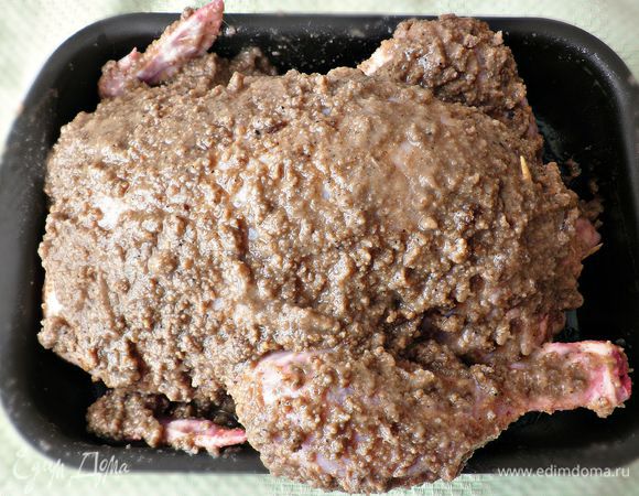 Размять мякиш до образования однородной густой кашицы. От души обмазать нашу курочку этой хлебной кашицей, уложить в смазанный растительным маслом противень и запекать в нагретой до 180г духовке примерно 1,15 час. Если курочка небольшая, то достаточно будет и 1 часа.