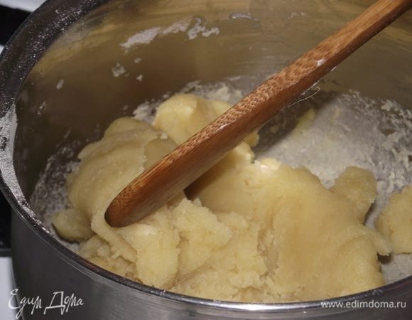 Затем, не переставая помешивать, вернуть на плиту и держать на небольшом огне еще несколько минут (важно — обязательно интенсивно мешать массу деревянной ложкой!). В результате получаем гладкое тесто однородной консистенции.