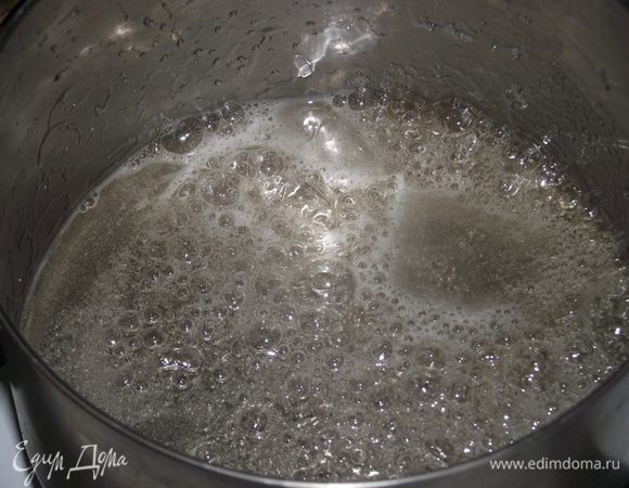 Всыпать в кастрюлю оставшуюся часть сахара, влить 8 ст.л. воды, размешать ложкой, прокипятить до полного растворения сахара.  Готовый сахарный сироп охладить до комнатной температуры.