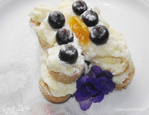 Разрезаем эклеры и наполняем при помощи шприца кремом. Украсить ягодами, полить шоколадом или присыпать сахарной пудрой. 