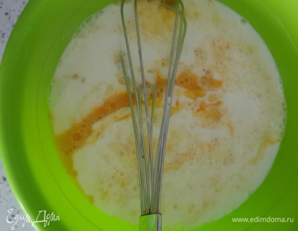 Взбить венчиком яйца и влить айран.