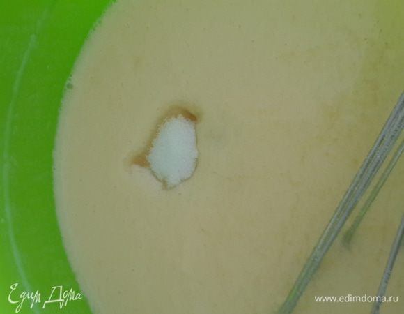 Добавить соль и сахар. Перемешать.