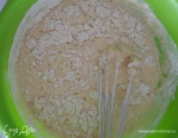 Всыпать муку и мешать очень хорошо, чтоб не было комочков.