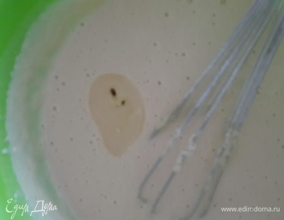 Влить ложу масла. И перемешать опять. Соду я не добавляю к айрану, он и так пузырится.