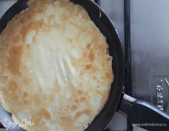 Пробуем выпекать первый блин. На блинную сковороду капаю растительное масло и наливаю тесто. Оно должно быть как жидкая сметанка. ВНИМАНИЕ! если блин рвется когда переворачиваете то добавьте яйцо еще. Если слишком жидкое тесто, то добавьте муки. Я кстати только 1 раз наливаю на сковороду масло за все время жарки блинов.