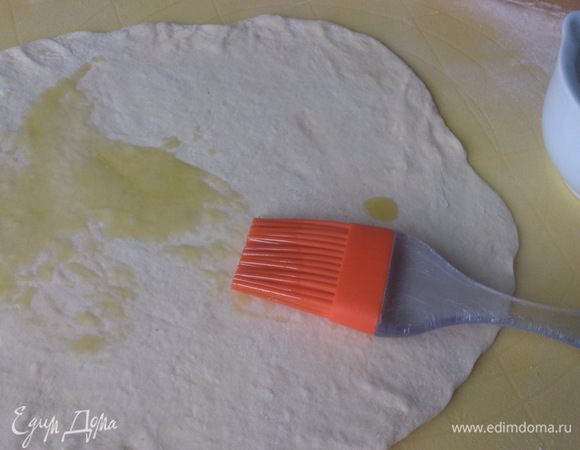 Смазываем лепешку оливковым маслом