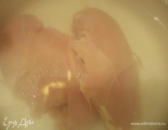 Куриное филе положить в кастрюлю, залить тремя литрами воды, варить до готовности около 30 минут. В конце варки посолить.
