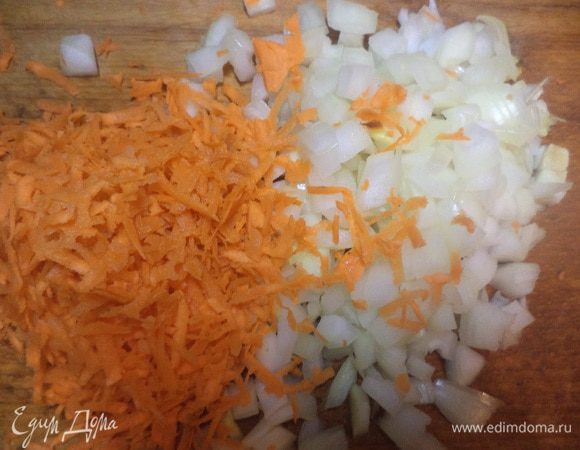 Картофель очистить, нарезать брусочками.
Луковицу очистить, нарезать маленькими кубиками. 
Морковку очистить, натереть на крупной тёрке.