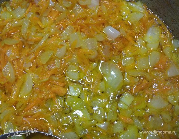 В сковородке разогреть 3 ст. лож. растительного масла, обжарить лук с морковью.