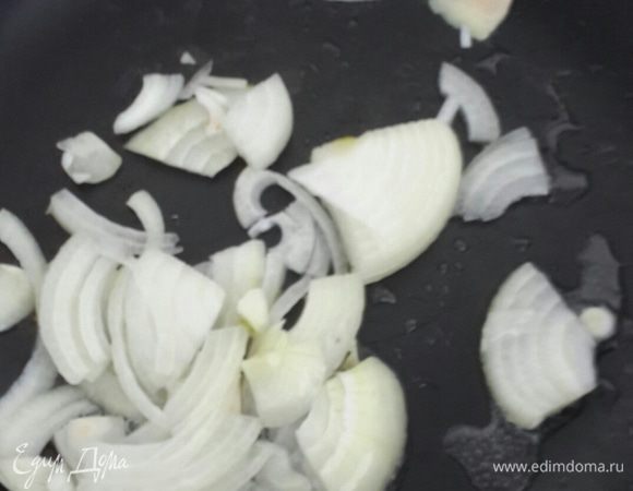 Тем временем.... режем лук полукольцами и еще пополам и обжариваем на растительном масле.