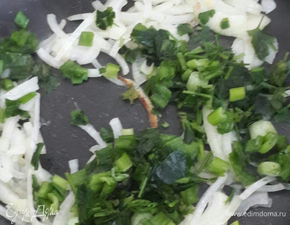 Добавляю зелень к луку.