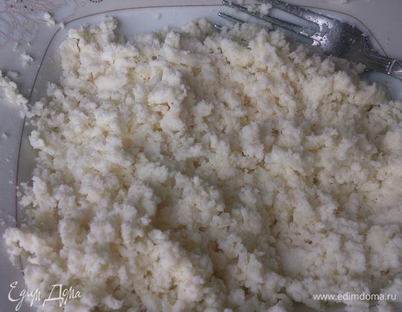 Брынзу размять вилкой