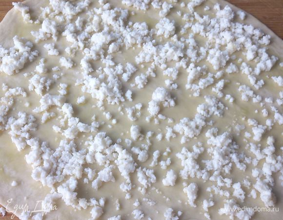 Посыпать смазанную маслом лепешку