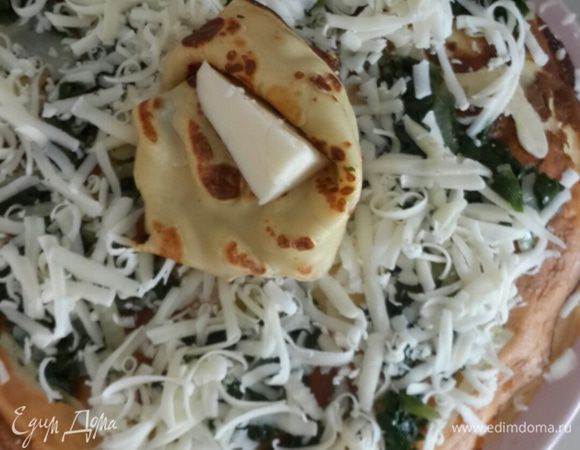 Вот наш тортик собран. Украшаю его маленьким блинчиком из остатка теста.