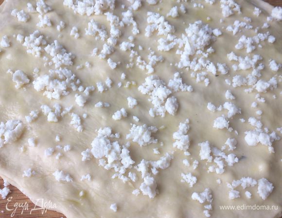 Накрываем второй лепешкой и также смазываем маслом и посыпаем брынзой. Накрываем третьей лепешкой и снова смазываем маслом и посыпаем сыром.