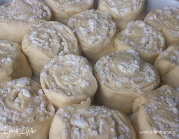 Повторяем все предыдущие действия для оставшихся шариков теста. Форму смазать сливочным маслом и уложить в нее маленькие рулетики. Обязательно оставляем между ними пространство. Накрываем полотенцем и ставим в теплое место, чтобы подошло.