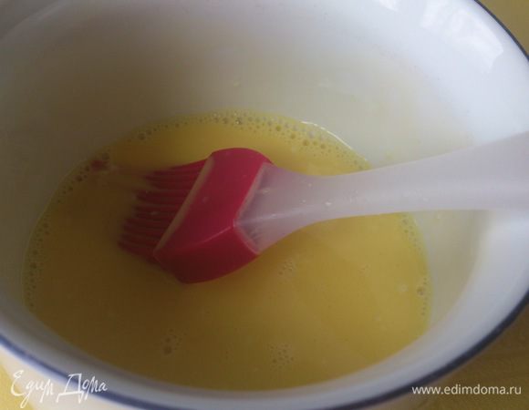 Желток смешать с молоком