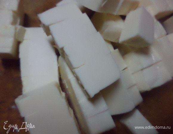 Плавленый сыр порезать кубиками, добавить в суп и проварить до расплавливания сыра.