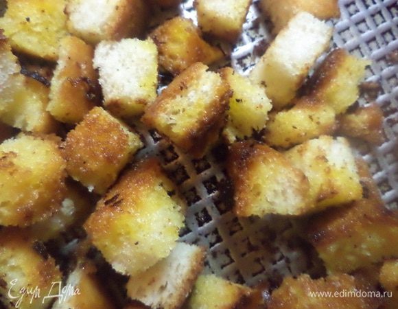 Пока суп настаивается, порезать батон кубиками. В сковороде разогреть оставшееся растительное масло и обжарить хлебные кубики до румяной корочки.