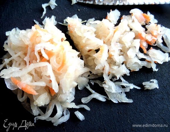 Капусту отжать от лишнего сока и нарезать для удобства помельче.