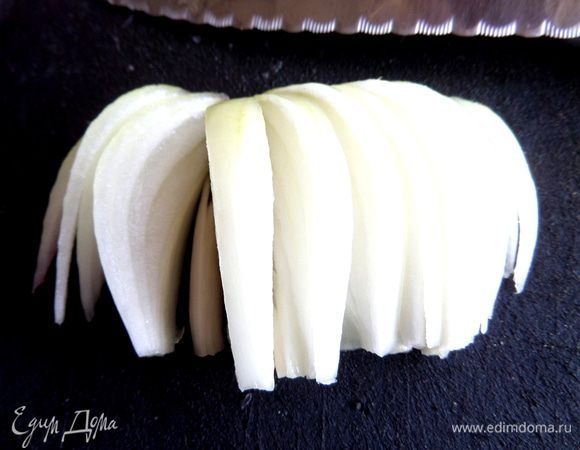 Луковицу измельчить.