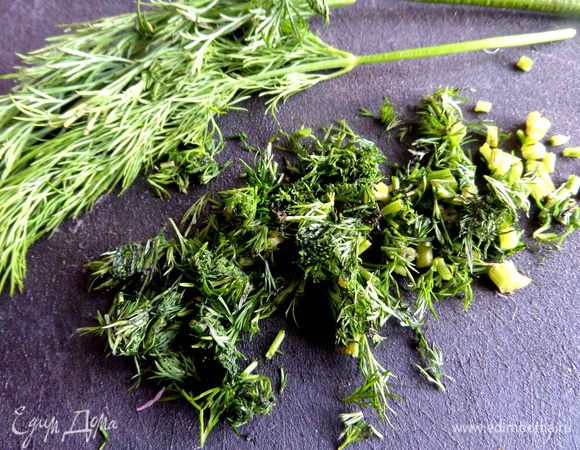 Укроп без стебелька порубить.