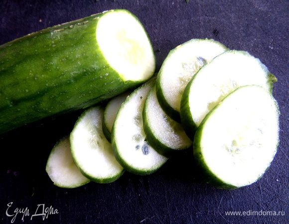 Несколько кружочков огурца нарезать соломкой.
