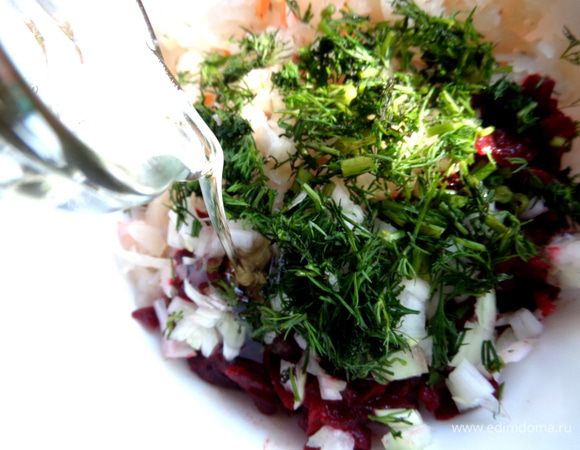 Заправить оливковым маслом.