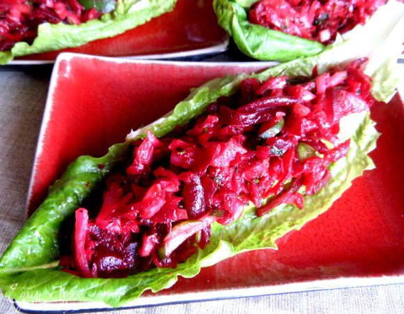 Укладываем салат в лодочку и так прямо берём и кушаем, приподняв боковые края салатного листа)))