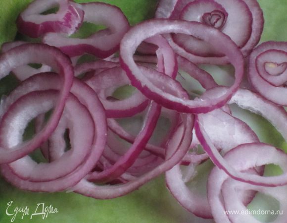 Лук нарезать тонкими кольцами и залить холодной водой.